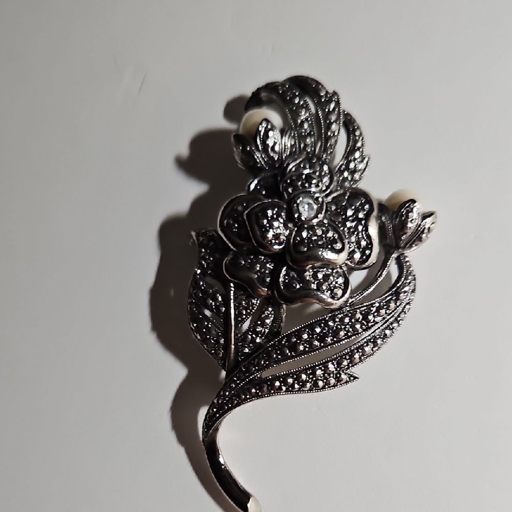 Elegant Avon Silver Floral Brooch With Rhinestones And Pearls Kenneth Jay Lane